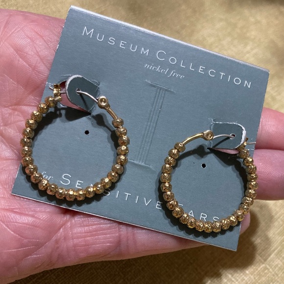 Museum Collection Sensitive Ears Hypo-allergenic Gold-tone hammered bead hoops - Picture 4 of 5